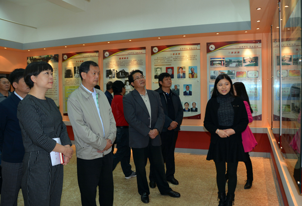 参观校史馆.jpg