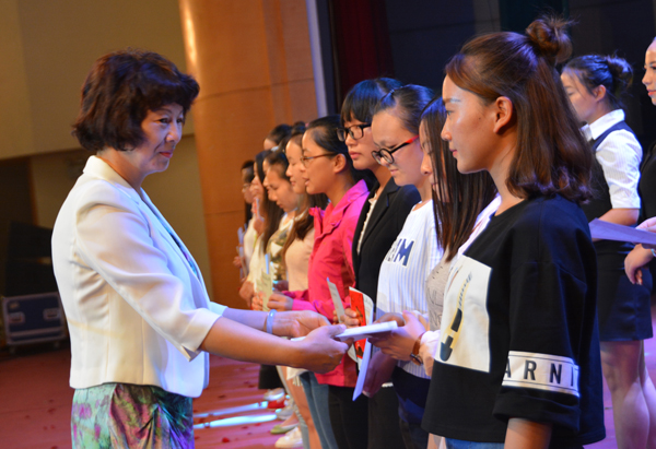 3 副校长李莉为“泽颜助学金”获得学生颁发证书.JPG