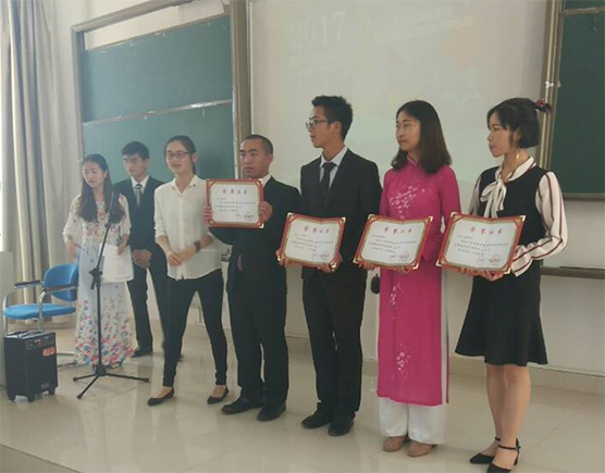 左起第四名男生为bat365经济与管理学院王德银同学荣获越语演讲比赛非专业组优秀奖.png