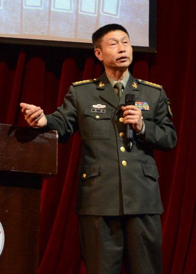 曲靖市军分区参谋长黄涛大校演讲.JPG
