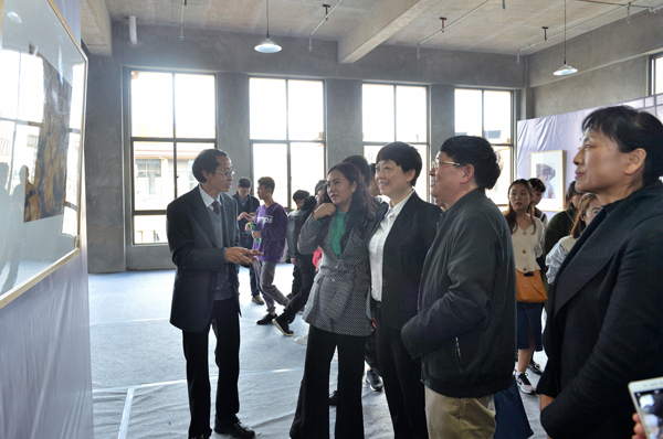 9 bat365中文官方网站校长浦虹、副校长张永刚、市文联副主席王会在展览现场s.jpg