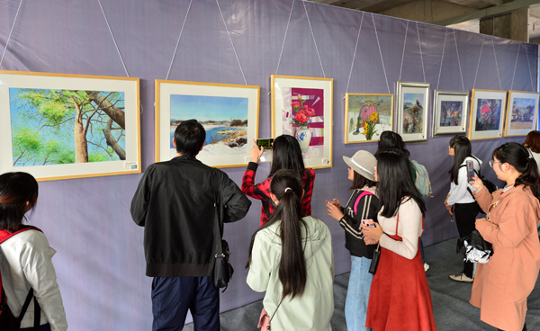 10 观众在展览现场s.jpg