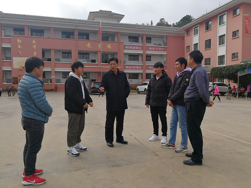 05 在纸厂乡浑水塘小学看望实习生.jpg