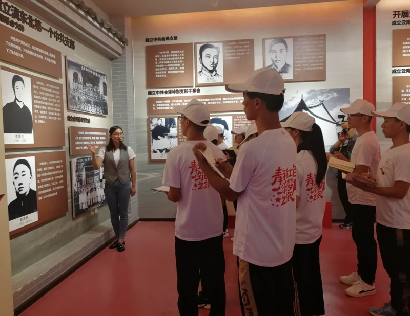 1 学生参观扩红园区展览馆.jpg