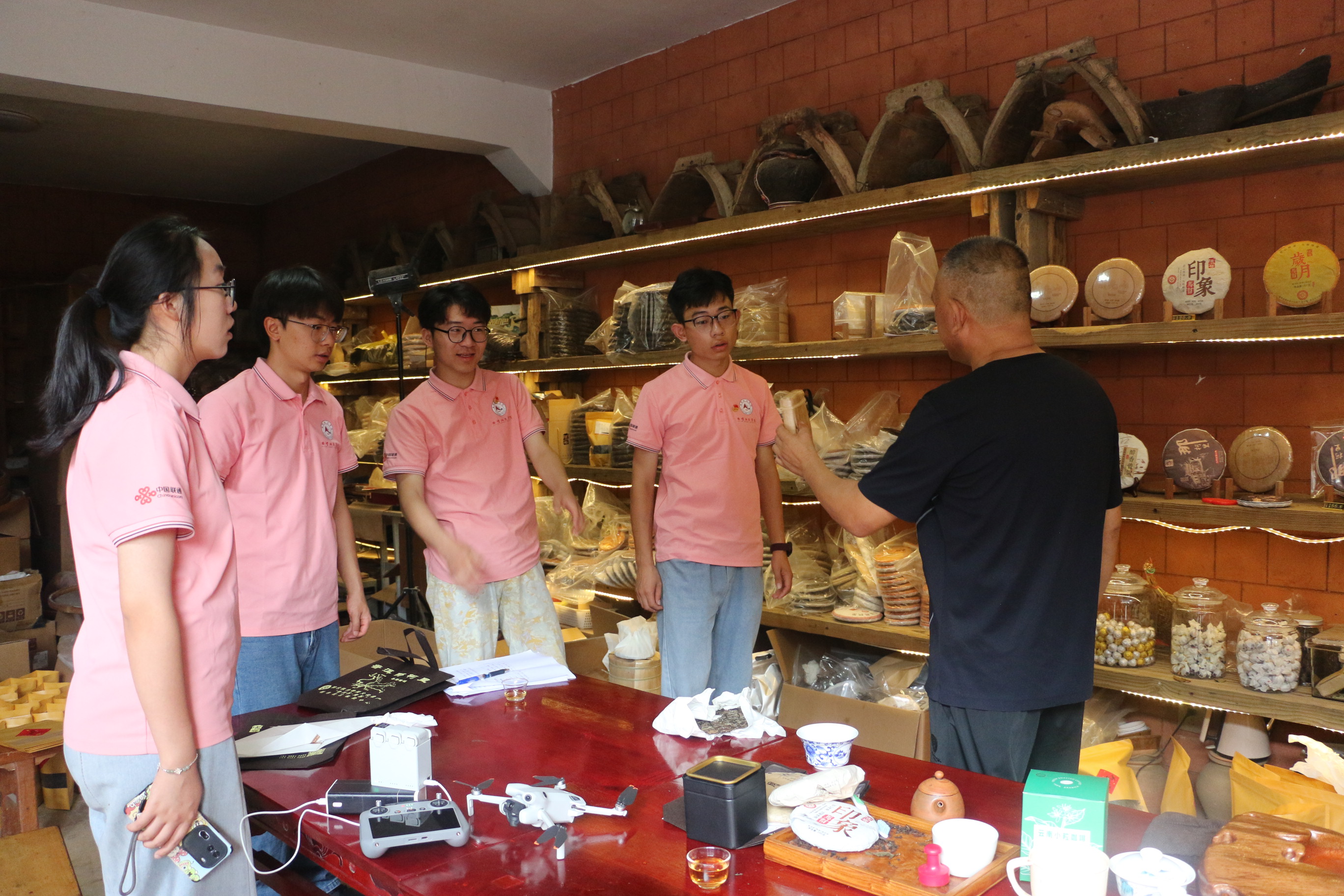 15-实践团成员访谈那柯里村当地居民 (2).jpg